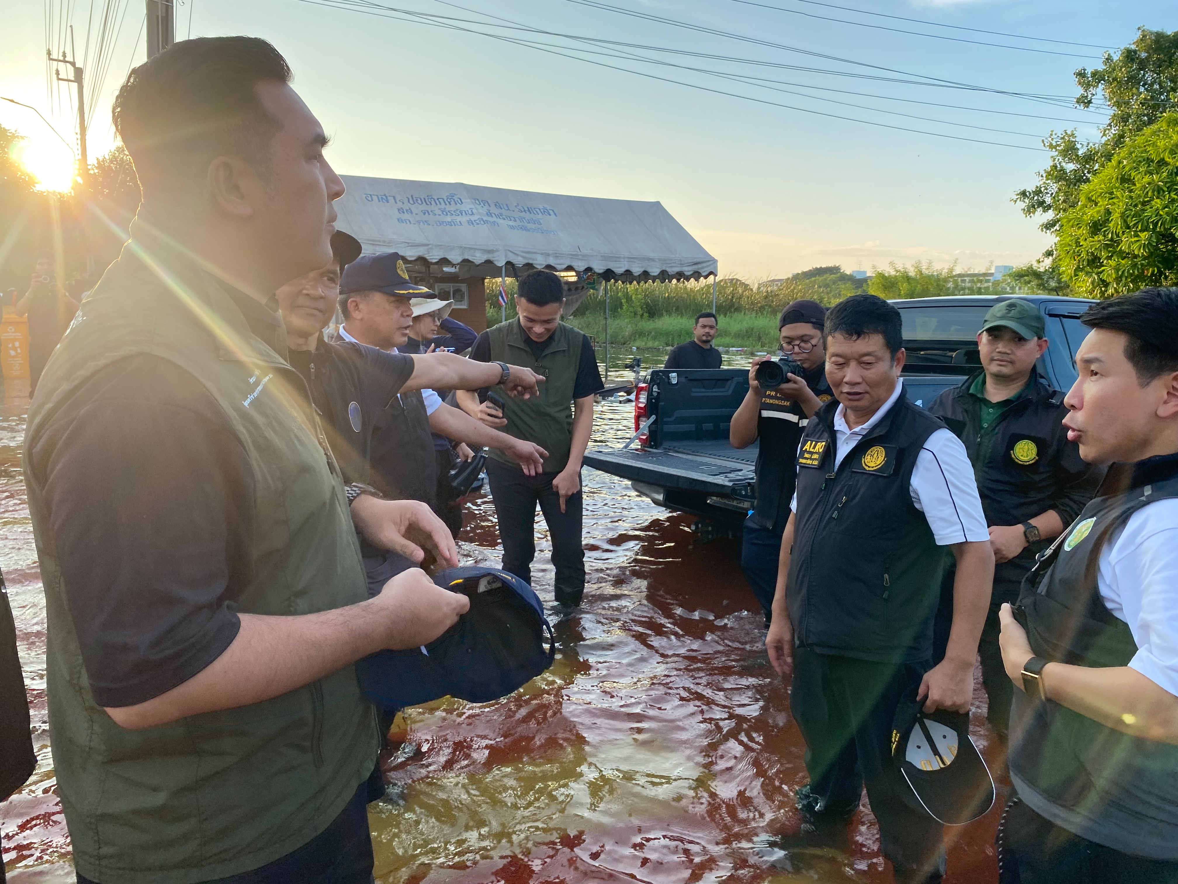 title - ส.ป.ก. ร่วมลงพื้นที่ปฏิบัติการด่วน ติดตามคณะ รัฐมนตรีช่วยว่าการกระทรวงเกษตรและสหกรณ์ ลงพื้นที่นำความช่วยเหลือเข้าสู่ผู้ประสบภัย